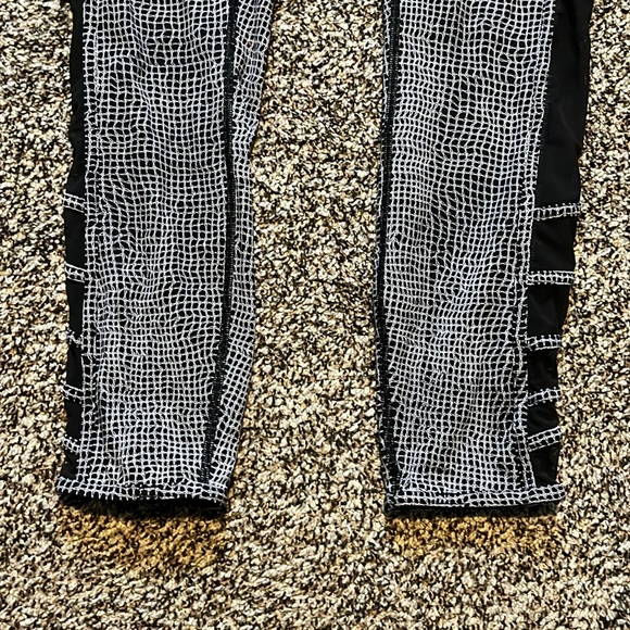 Lululemon Wild And Free Tight Legging
Fall Net White Black / Black - Picture 7 of 10